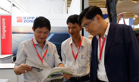 Phan Vu attracted the interest of visitors to the solar exhibition