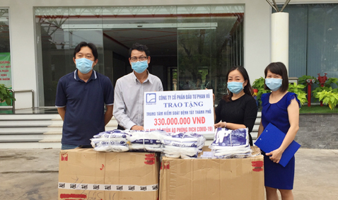 Phan Vũ tặng 1.000 bộ quần áo phòng dịch Covid-19