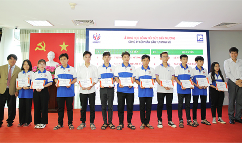 Phan Vũ trao học bổng cho sinh viên Khoa Xây dựng (HCMUTE)