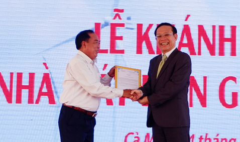 Phan Vu donates 10 houses for the poor to Ca Mau province