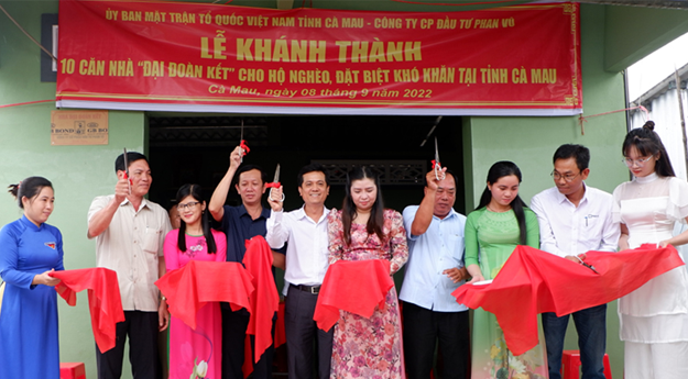 Phan Vũ trao tặng 10 căn nhà đại đoàn kết tại Cà Mau