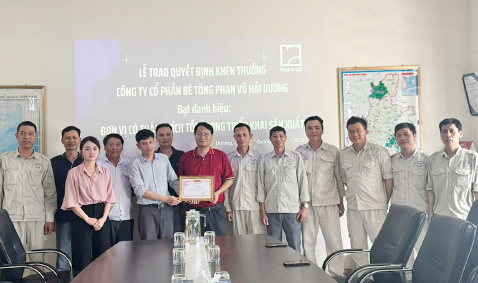 Khen thưởng thành tích tốt của nhà máy Phan Vũ Hải Dương